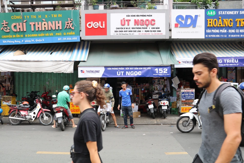 Nhiều du khách nước ngoài biết đến khu phố văn phòng phẩm. Những con phố chuyên doanh độc đáo tại TP.HCM