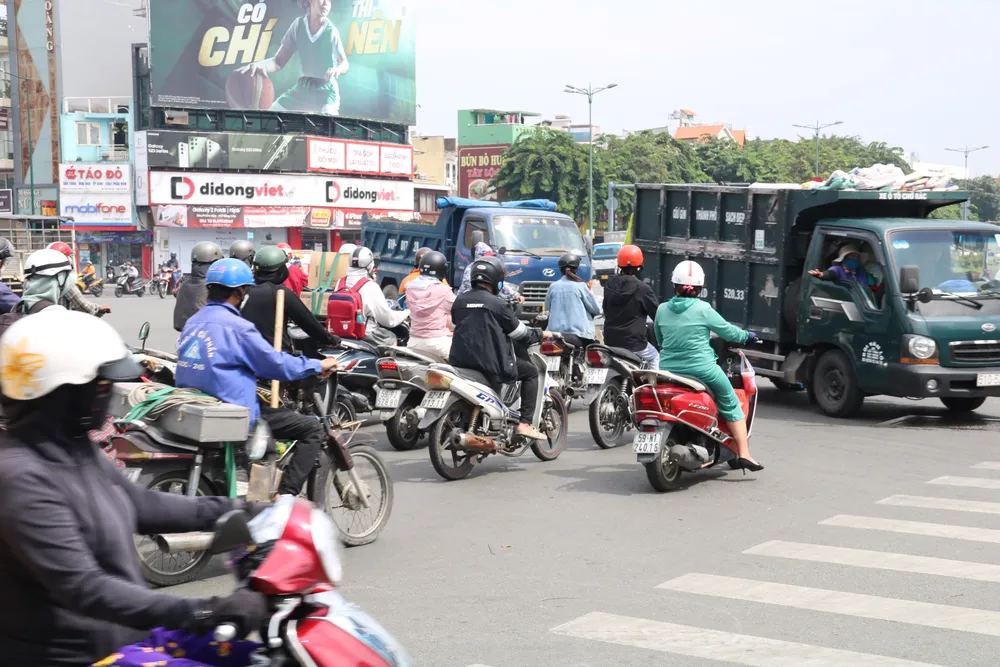 Giao thông hỗn loạn tại giao lộ Phạm Văn Đồng-Lê Quang Định-Nguyên Hồng
