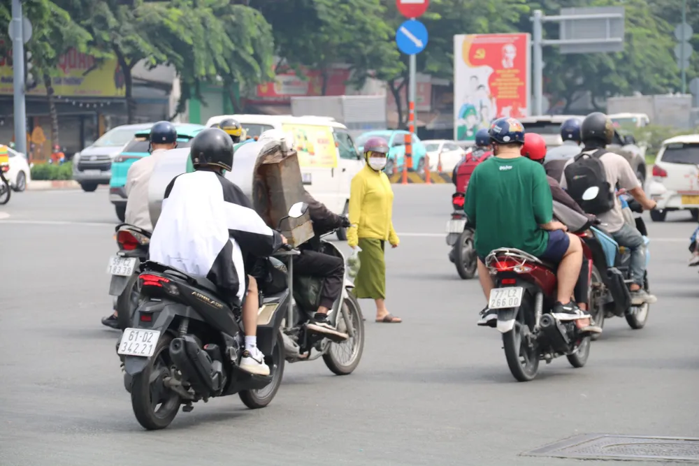 Giao thông hỗn loạn tại giao lộ Phạm Văn Đồng-Lê Quang Định-Nguyên Hồng