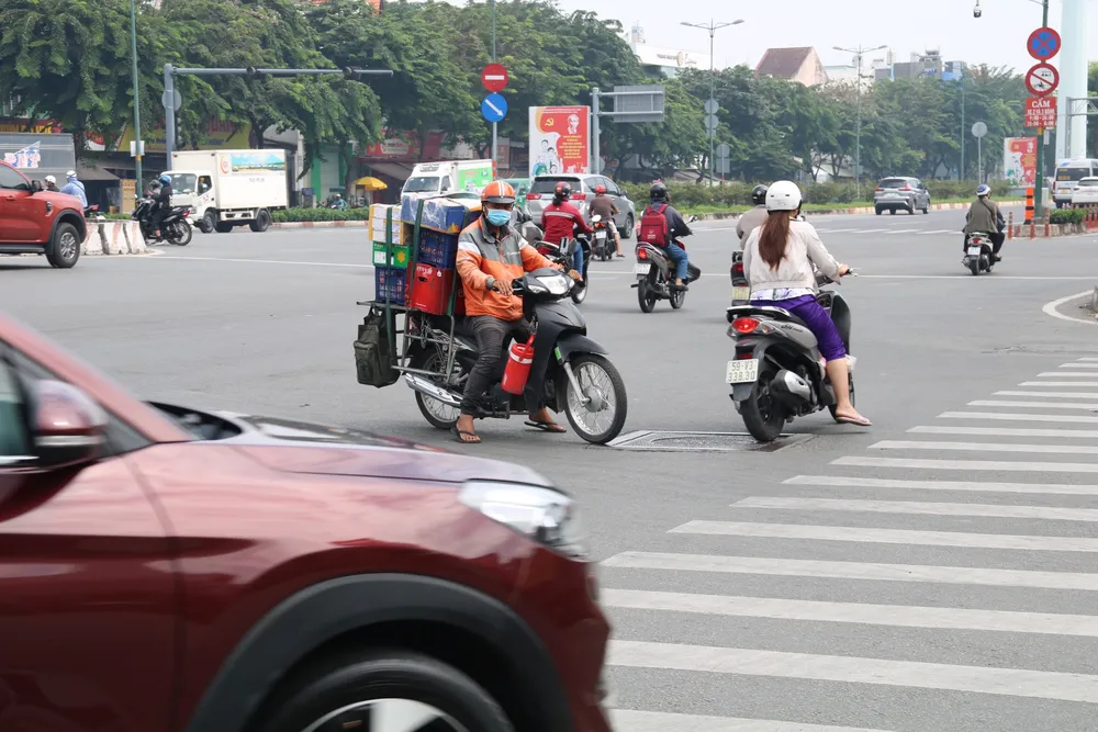 Giao thông hỗn loạn tại giao lộ Phạm Văn Đồng-Lê Quang Định-Nguyên Hồng