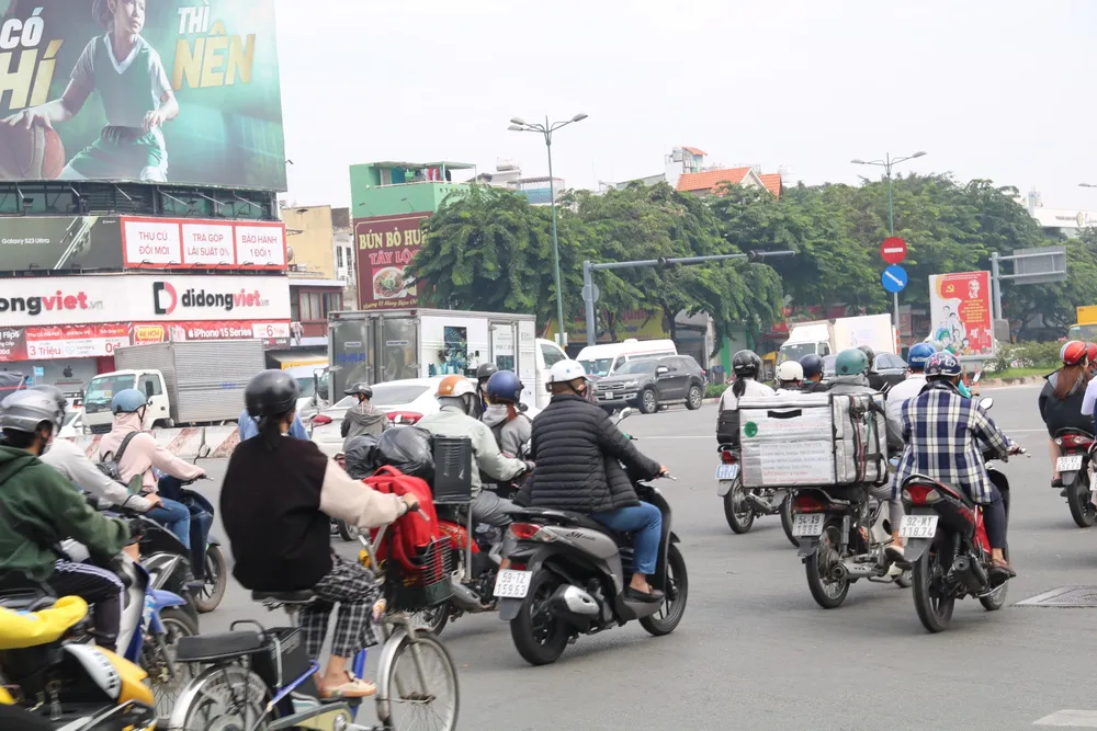 Giao thông hỗn loạn tại giao lộ Phạm Văn Đồng-Lê Quang Định-Nguyên Hồng