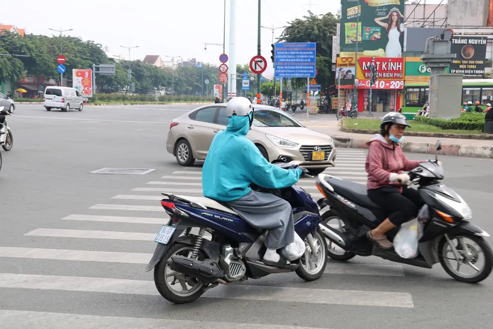 Giao thông hỗn loạn tại giao lộ Phạm Văn Đồng-Lê Quang Định-Nguyên Hồng