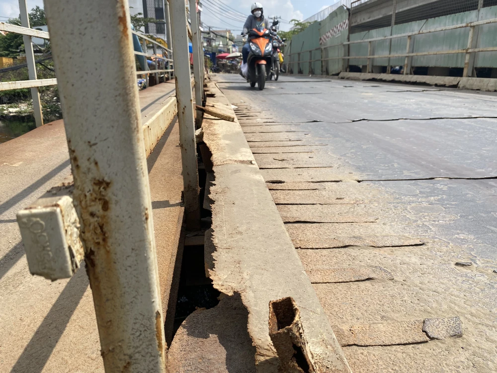Cầu tạm bị hoen rỉ, nhiều khoảng trống dần hình thành. Dự kiến tháng 12-2023, cầu Bà Hom sẽ tái khởi công.