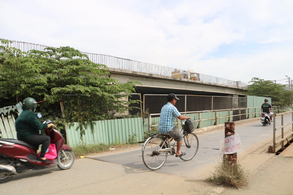 Người dân quận Bình Tân mong mỏi cầu Bà Hom sớm được hoàn thành. Dự kiến tháng 12-2023, cầu Bà Hom sẽ tái khởi công.