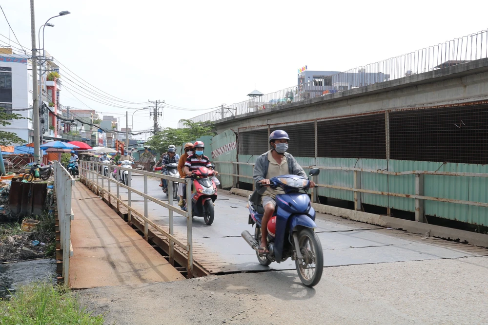 Hai cây cầu sắt được xây dựng phục vụ nhu cầu đi lại trong khi chờ dự án cầu Bà Hom hoàn thành. Dự kiến tháng 12-2023, cầu Bà Hom sẽ tái khởi công.