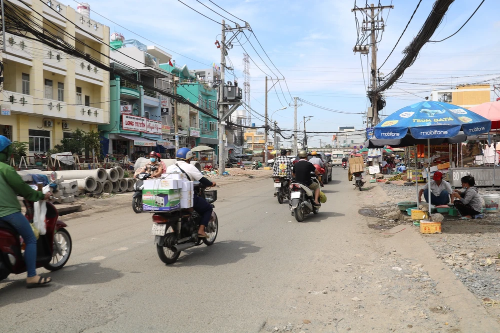 Lượng phương tiện di chuyển qua tỉnh lộ 10 khá lớn. Dự kiến tháng 12-2023, cầu Bà Hom sẽ tái khởi công.