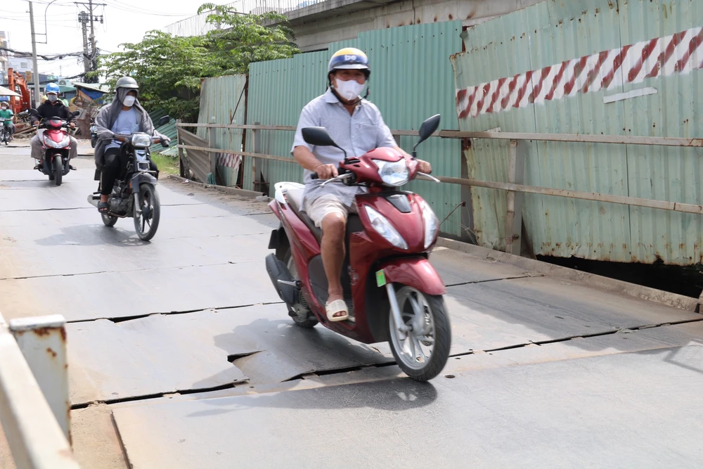 Sau nhiều năm, cầu sắt cũng xuống cấp nghiêm trọng, cầu mới chưa biết ngày hoàn thành. Dự kiến tháng 12-2023, cầu Bà Hom sẽ tái khởi công.
