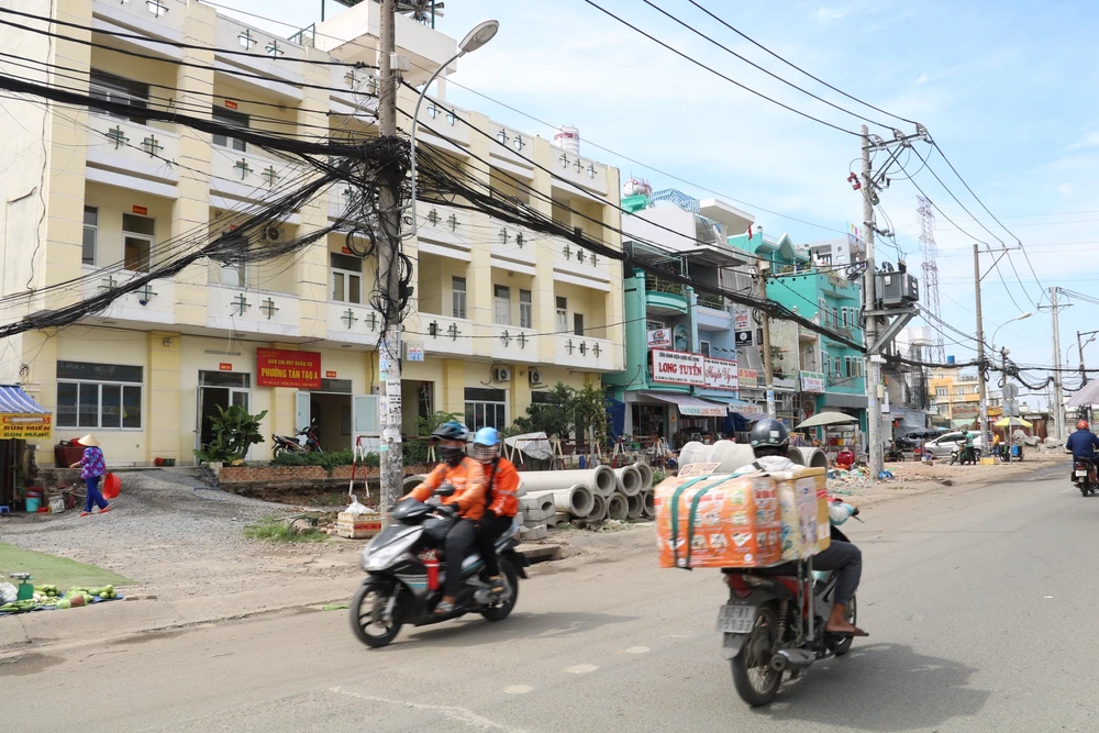 Hiện toàn bộ mặt bằng phục vụ cho dự án cầu Bà Hom đã được quận Bình Tân bàn giao cho đơn vị thi công. Tái khởi động dự án cầu Bà Hom vào cuối năm nay