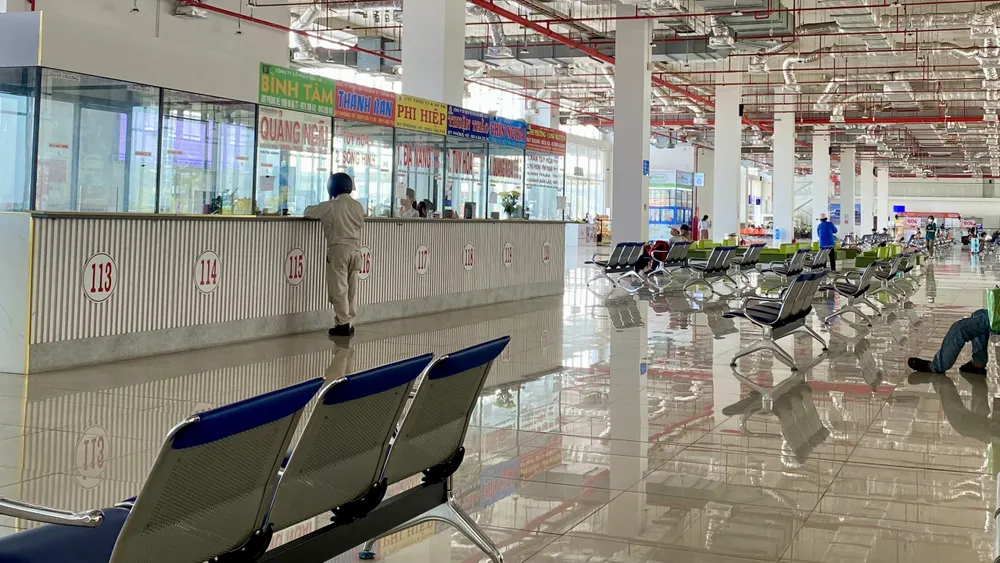 Bến xe miền Đông mới ra sao sau khi siết chặt “xe dù bến cóc” ?
