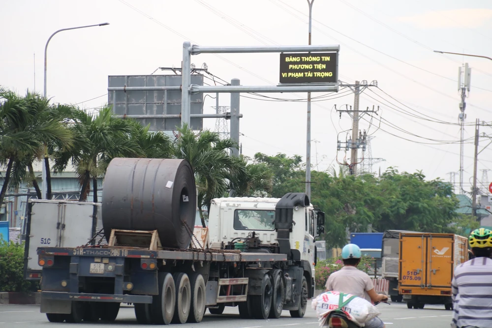 TP.HCM đang thí điểm phạt nguội xe quá tải thông qua 3 trạm cân tự động. Ảnh: NHƯ NGỌC kiem-tra-xe-qua-tai-5203-6828.jpeg