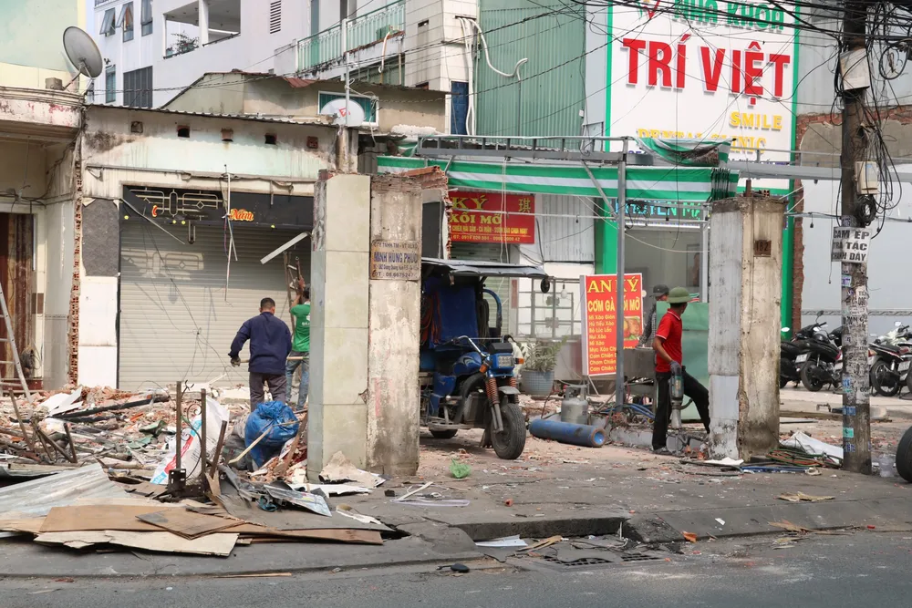 Đang tháo dỡ nhiều mặt bằng để phục vụ dự án mở rộng đường Dương Quảng Hàm, quận Gò Vấp