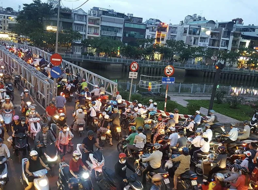 Cầu Trần Khánh Dư năm 2017 khi chưa được bỏ đèn đỏ và tổ chức lại giao thông nên thường xuyên ùn ứ. Ảnh: ĐÀO TRANG cầu Trần Khánh Dư bị ùn ứ