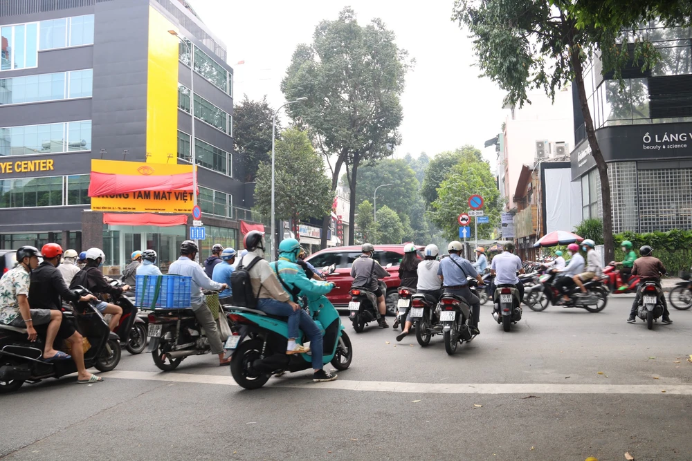 Giao thông tại nút giao Điện Biên Phủ - Mạc Đĩnh Chi không xảy ra xung đột dù không có đèn tín hiệu. TP.HCM: Dù đèn tín hiệu giao thông chỉ có một màu, giao thông tại nhiều nút giao vẫn ổn định