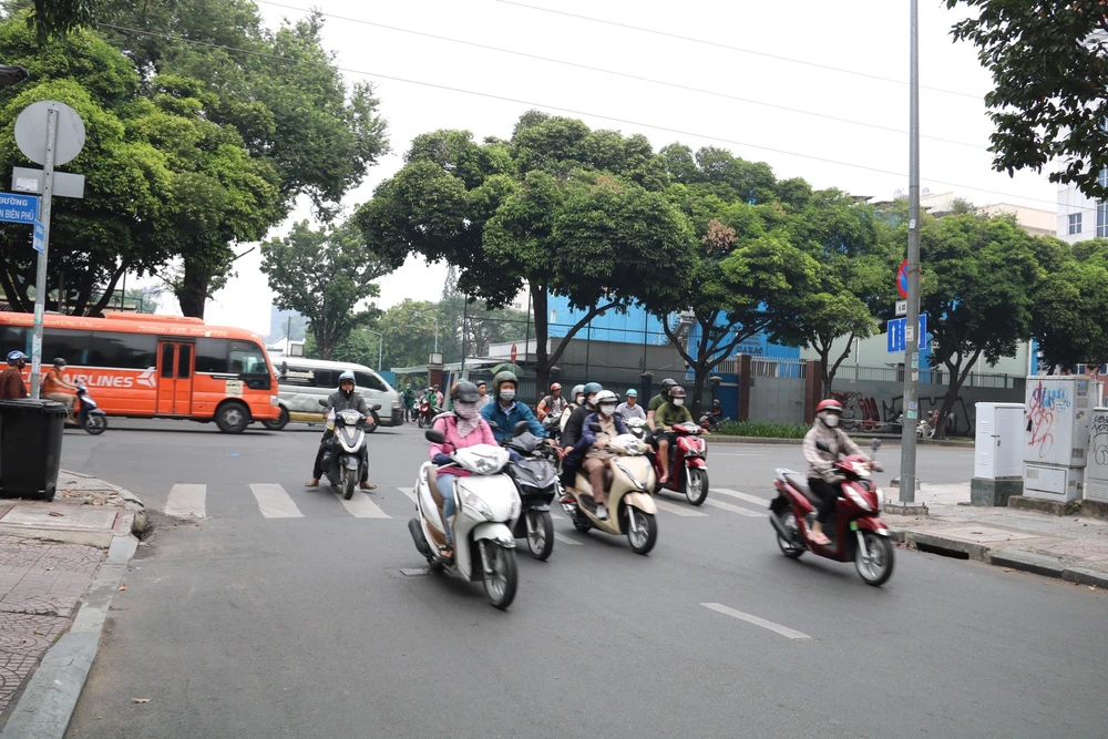 Các xe từ hướng đường Phan Liêm đều quan sát kỹ trước khi rẽ. TP.HCM: Dù đèn tín hiệu giao thông chỉ có một màu, giao thông tại nhiều nút giao vẫn ổn định