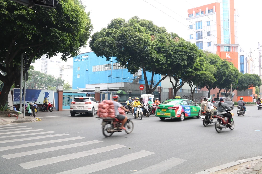 Giao thông tại nút giao đường Điện Biên Phủ - đường Mạc Đĩnh Chi ổn định. TP.HCM: Dù đèn tín hiệu giao thông chỉ có một màu, giao thông tại nhiều nút giao vẫn ổn định