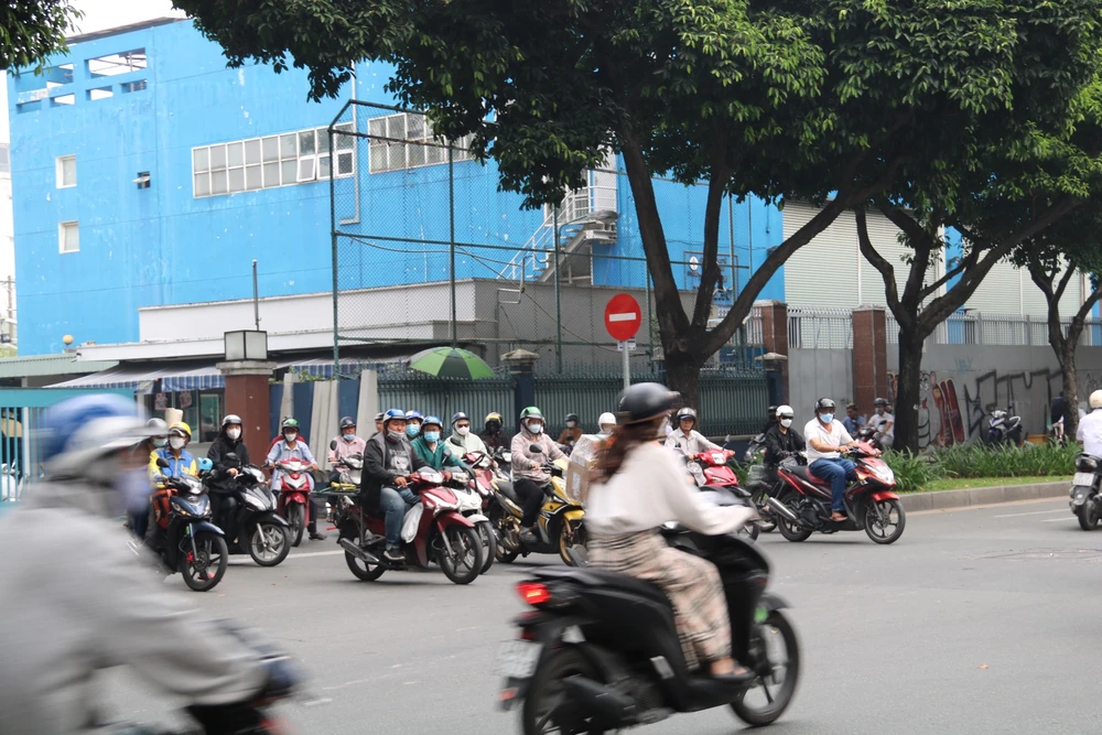 Các phương tiện đều giữ khoảng cách an toàn. TP.HCM: Dù đèn tín hiệu giao thông chỉ có một màu, giao thông tại nhiều nút giao vẫn ổn định