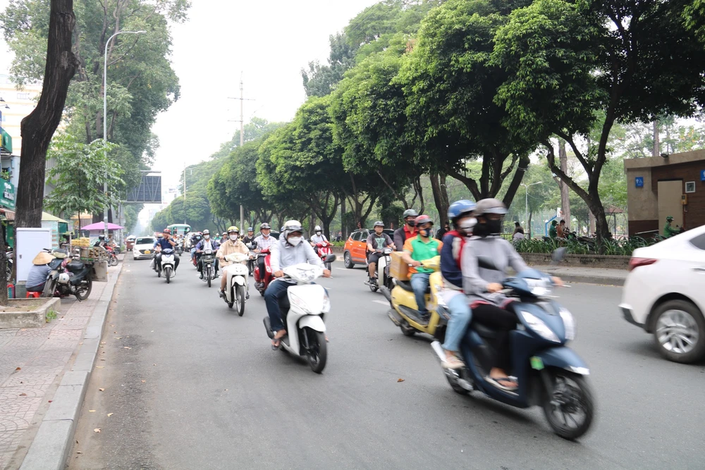 Các phương tiện lưu thông trên đường Điện Biên Phủ đều giảm tốc độ, để nhường đường cho các xe rẽ vào đường Mạc Đĩnh Chi. TP.HCM: Dù đèn tín hiệu giao thông chỉ có một màu, giao thông tại nhiều nút giao vẫn ổn định