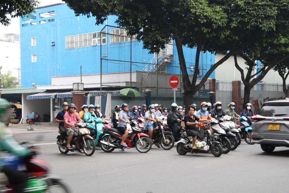 Luồng xe rẽ vào đường Mạc Đĩnh Chi khá lớn, nhưng giao thông khu vực không xảy ra xung đột. TP.HCM: Dù đèn tín hiệu giao thông chỉ có một màu, giao thông tại nhiều nút giao vẫn ổn định