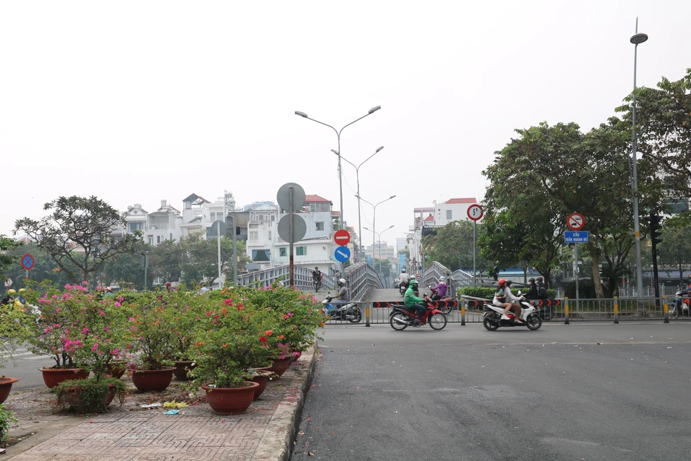 Cầu Trần Khánh Dư, nối quận 1 và quận Phú Nhuận từng rất ùn ứ. TP.HCM: Dù đèn tín hiệu giao thông chỉ có một màu, giao thông tại nhiều nút giao vẫn ổn định