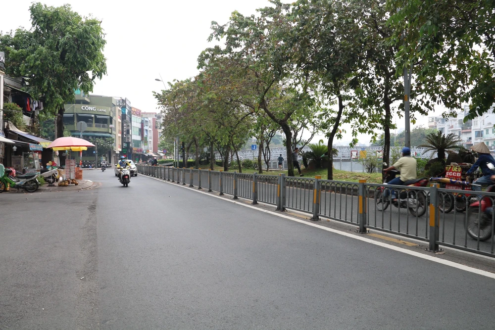 Giao thông qua khu vực đường Trường Sa, Hoàng Sa không còn cảnh ùn ứ như trước. TP.HCM: Dù đèn tín hiệu giao thông chỉ có một màu, giao thông tại nhiều nút giao vẫn ổn định