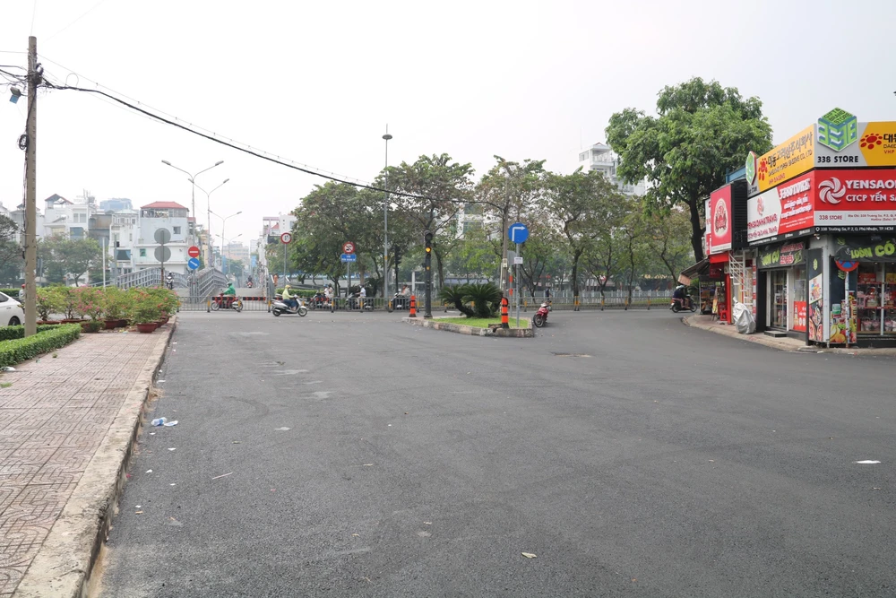 Các tuyến đường lân cận đường Trường Sa cũng thông thoáng, ổn định. TP.HCM: Dù đèn tín hiệu giao thông chỉ có một màu, giao thông tại nhiều nút giao vẫn ổn định