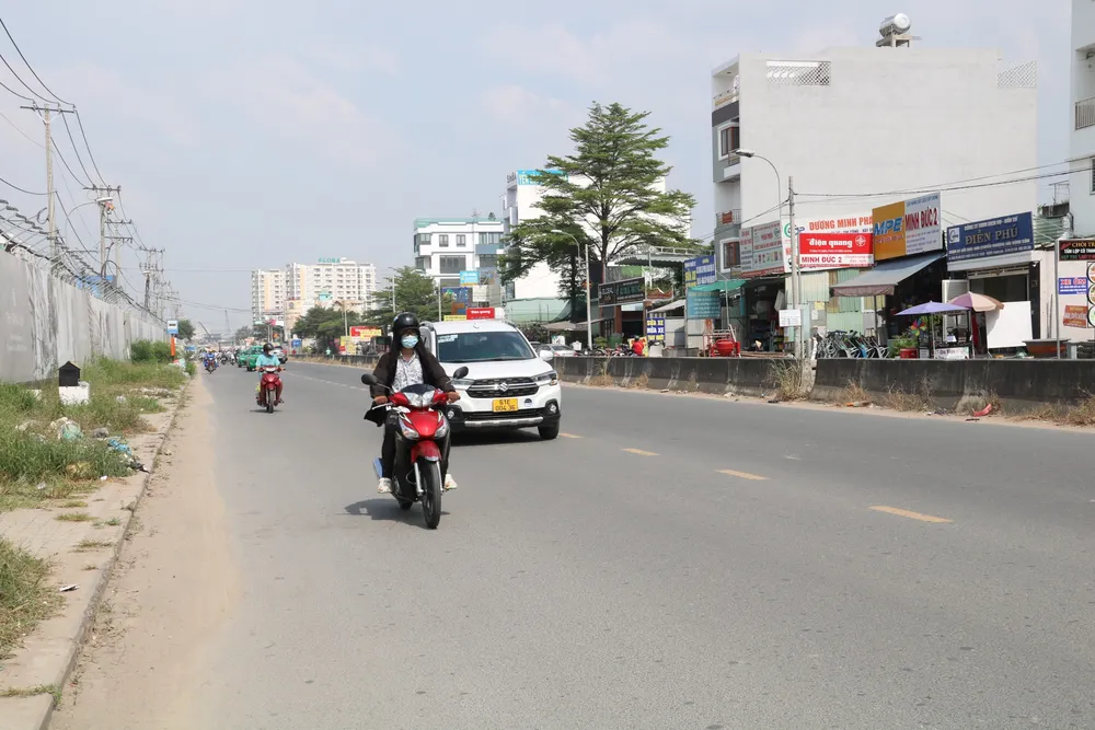 Một đoạn đường Đỗ Xuân Hợp đã mở rộng lên 30m. duong-do-xuan-hop