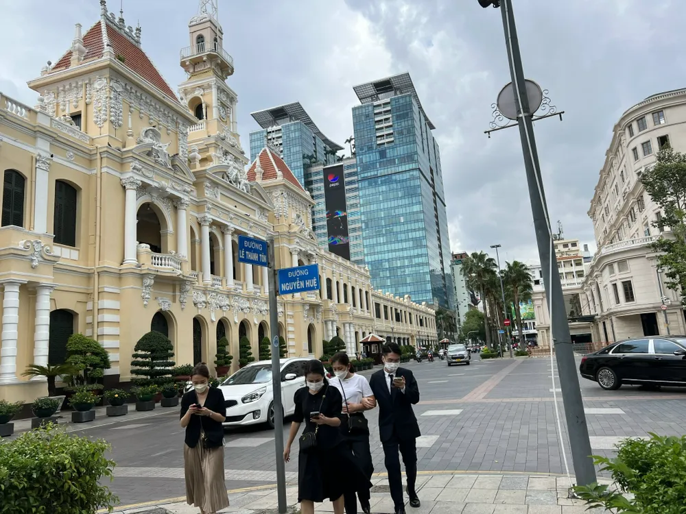 cấm xe đi vào đường Nguyễn Huệ