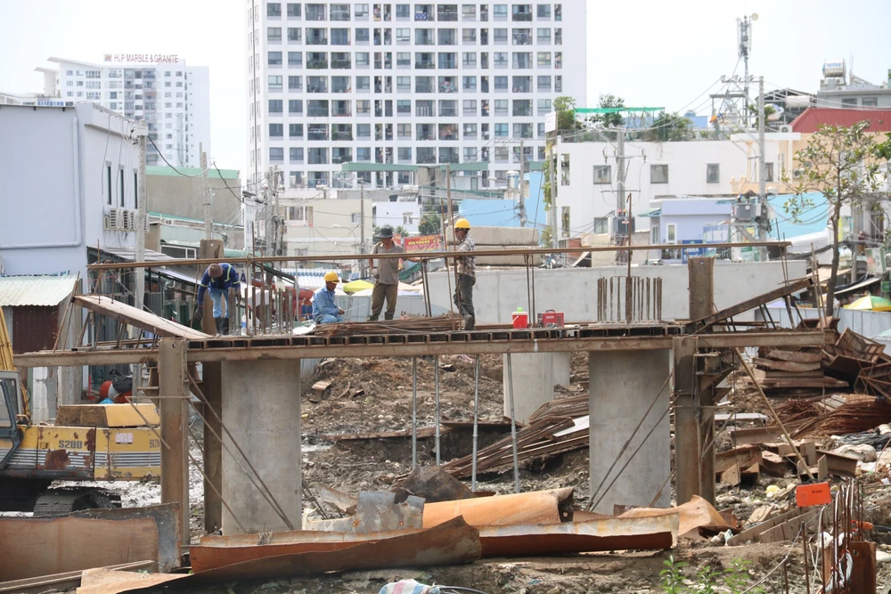 Công nhân đang thi công nhiều hạng mục. cầu Rạch Đỉa