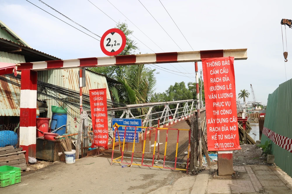 Cầu Rạch Đỉa hiện cấm các phương tiện lưu thông để thi công cầu mới. cầu Rạch Đỉa