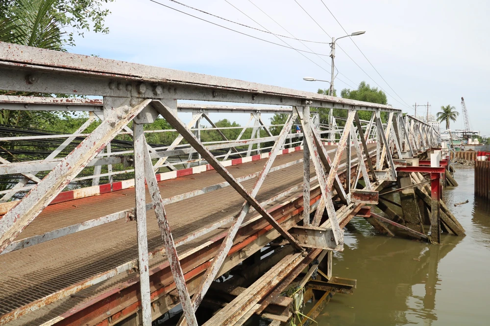 Nhiều hạng mục cầu đã hoen rỉ, xuống cấp. cầu Rạch Đỉa