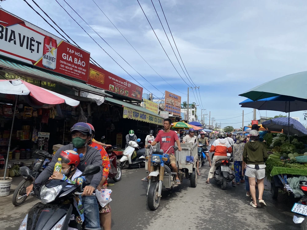 Cầu Rạch Đỉa nằm gần nhiều trường đại học, chợ dân sinh... cầu Rạch Đỉa
