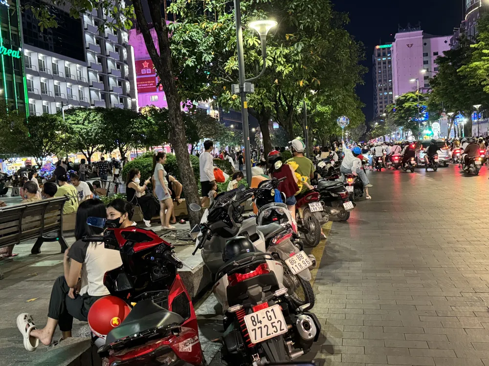 Người dân đi phố đi bộ Nguyễn Huệ sắp hết cảnh vừa chơi, vừa giữ xe máy. Ảnh: ĐÀO TRANG nơi gửi xe ở phố đi bộ Nguyễn Huệ