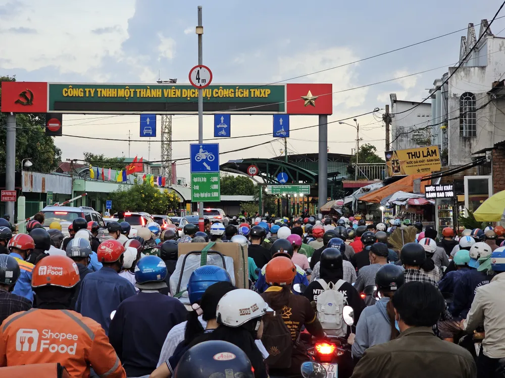 TP.HCM yêu cầu đảm bảo giao thông thông suốt, giải tỏa khách tại các bến phà, bến xe, sân bay kịp thời. Ảnh: ĐÀO TRANG TP.HCM yêu cầu đảm bảo giao thông thông suốt, giải tỏa khách tại sân bay kịp thời trong dịp lễ 30-4