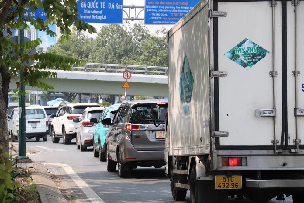 Theo Hiệp hội Doanh nghiệp dịch vụ Logistics Việt Nam, giải pháp lâu dài là cần xây dựng kho hàng không nối dài ngoài khu vực sân bay Tân Sơn Nhất. Ảnh: NHƯ NGỌC khu vực sân bay Tân Sơn Nhất