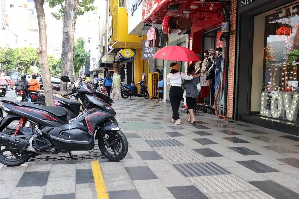 Sở GTVT TP đánh giá các địa phương rà soát danh mục các tuyến đường đủ điều kiện còn chậm. Ảnh: ÁNH DƯƠNG thu phí lòng đường hè phố ở TP.HCM