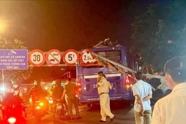 Xe buýt tông sập khung giới hạn chiều cao tại cầu An Phú Đông