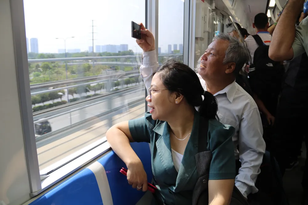 Người dân trải nghiệm chạy thử metro số 1. 5 nhóm công việc quan trọng của metro số 1