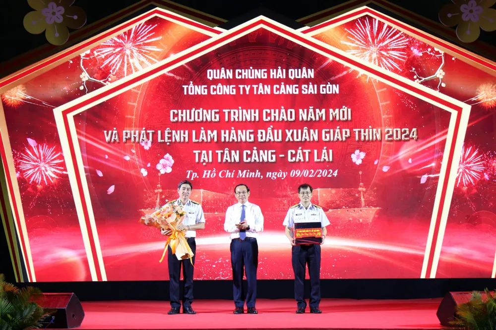 phát lệnh làm hàng đầu xuân tại Tân cảng Sài Gòn