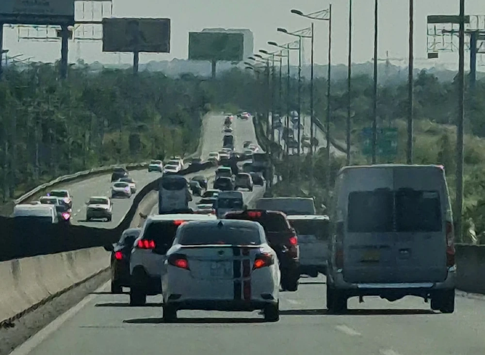 Các phương tiện di chuyển chậm trên cao tốc. Ảnh: PHƯƠNG NAM ket-xe-1.jpeg