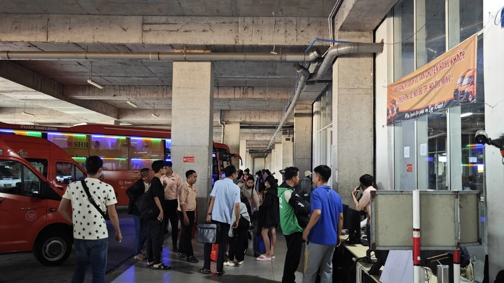 Người dân bắt đầu lỉnh kỉnh đồ đạc quay trở về thành phố.