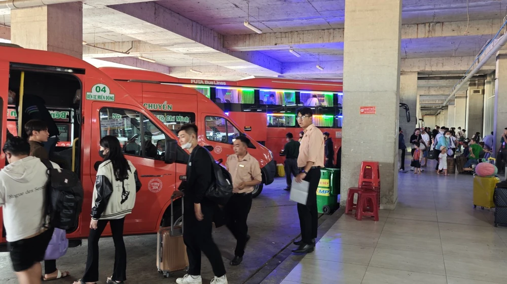 Người dân bắt đầu lỉnh kỉnh đồ đạc quay trở về thành phố.