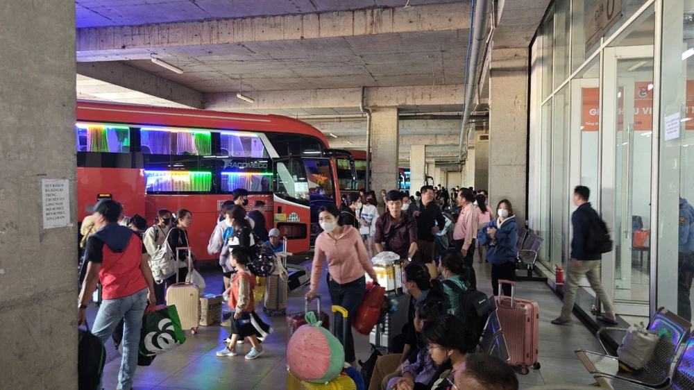 Người dân bắt đầu lỉnh kỉnh đồ đạc quay trở về thành phố Hồ Chí Minh sau kỳ nghỉ tết