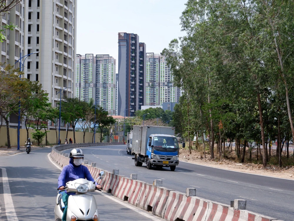 Làn xe máy và ô tô được tách riêng, đảm bảo lưu thông cho các phương tiện. Đường Đồng Văn Cống