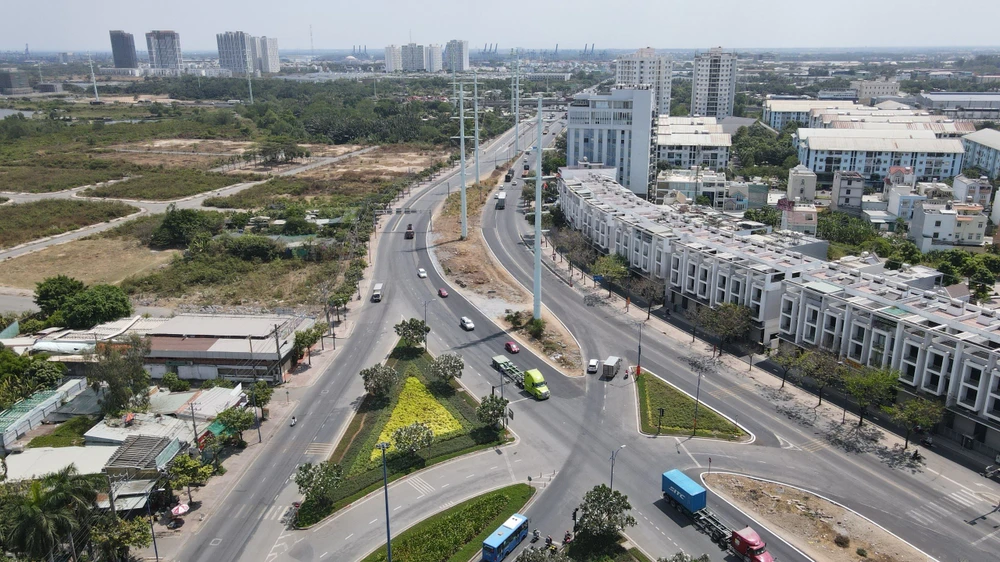 Sau khi hoàn thành, phía Đông TP sở hữu một cung đường siêu đẹp. dong-van-cong-119.JPG