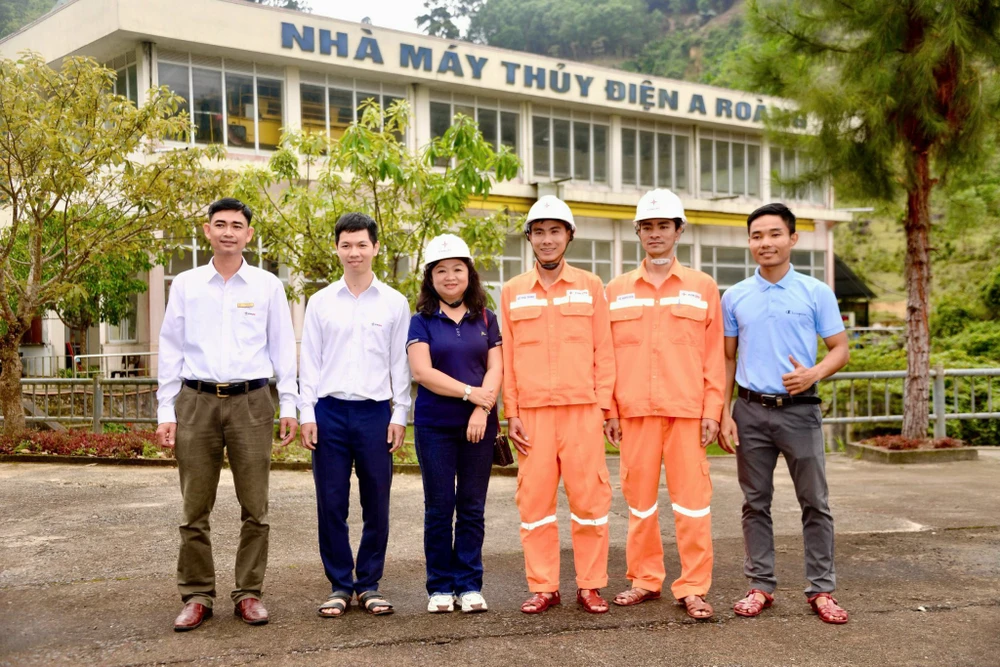 Phía trước Nhà máy thủy điện A Roàng. Xí nghiệp thủy điện A Roàng