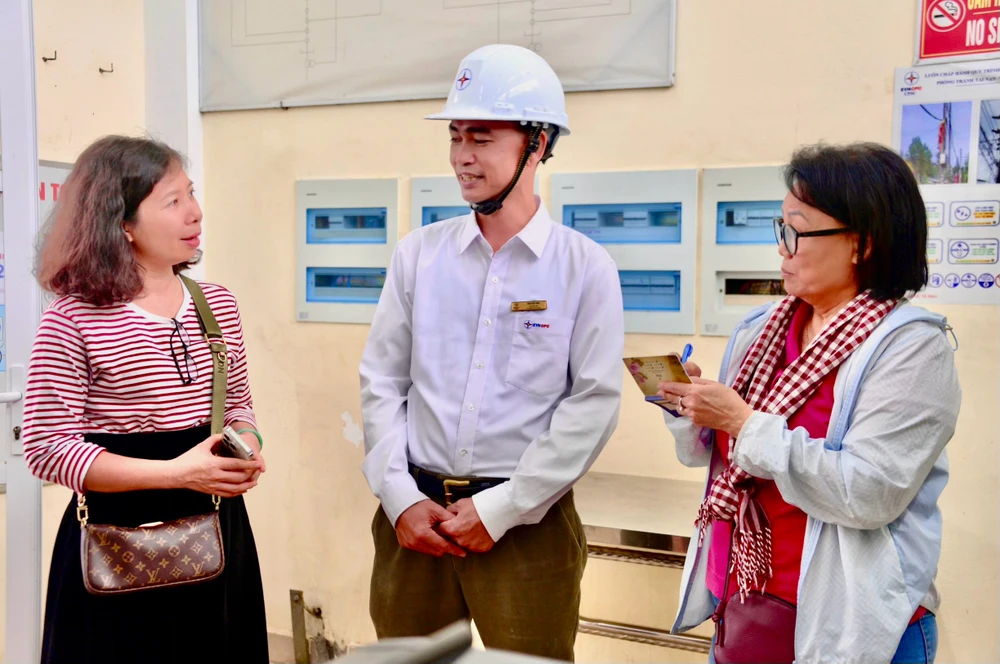 Kỹ sư tại Xí nghiệp thủy điện A Roàng trao đổi về các phương án vận hành tại xí nghiệp. Xí nghiệp thủy điện A Roàng