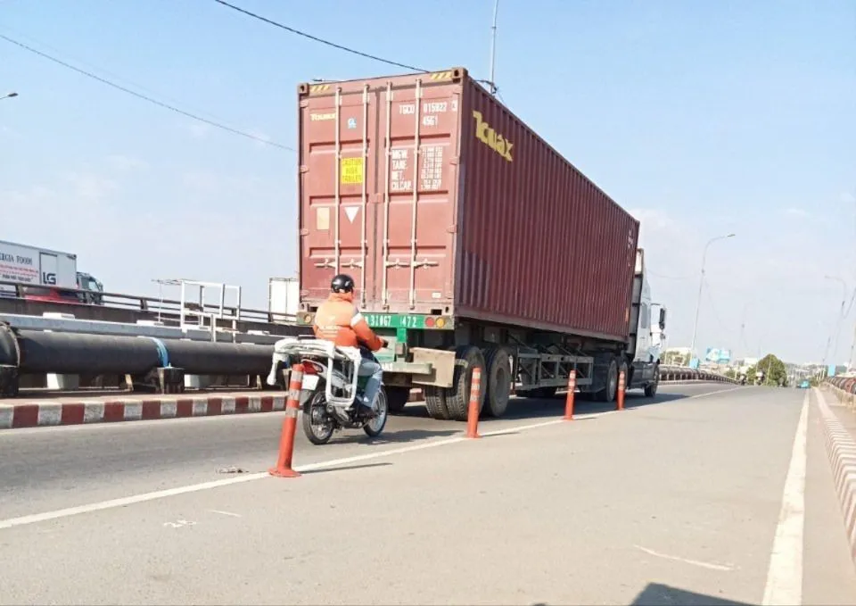 Xe chở container chạy trên cầu Bình Phước 1. cầu Bình Phước 1