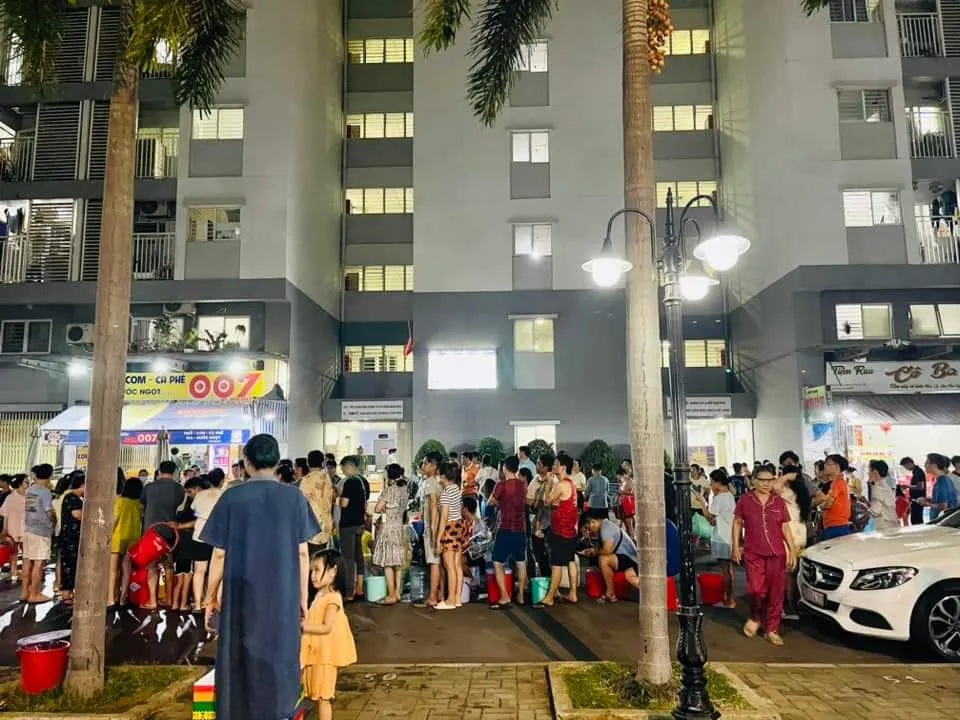 người dân đi lấy nước