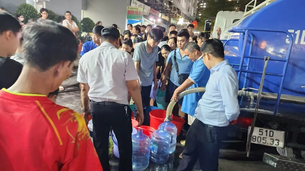 người dân đi lấy nước