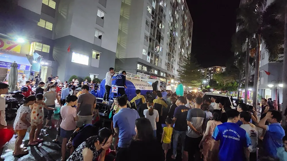 lấy nước trong đêm ở E - Home